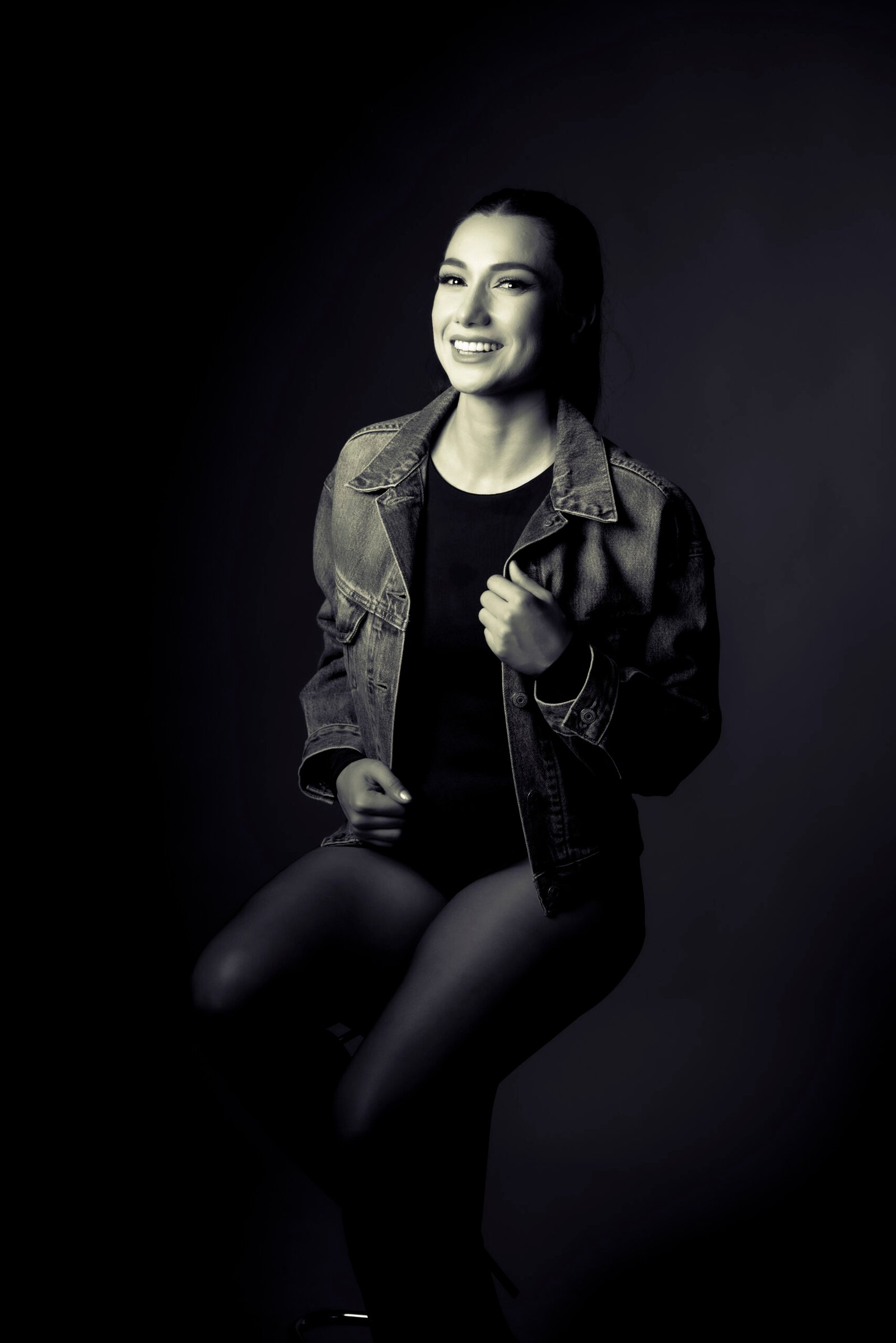 Retrato de Cynthia sobre fondo gris; serie de cumpleaños