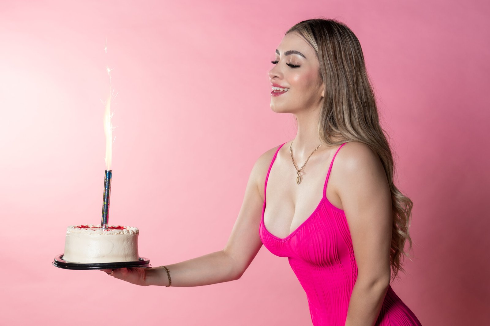Retrato de Ivonne en escenario rosa; serie de cumpleaños