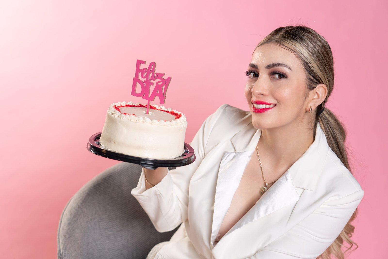Retrato de Ivonne en escenario rosa; serie de cumpleaños