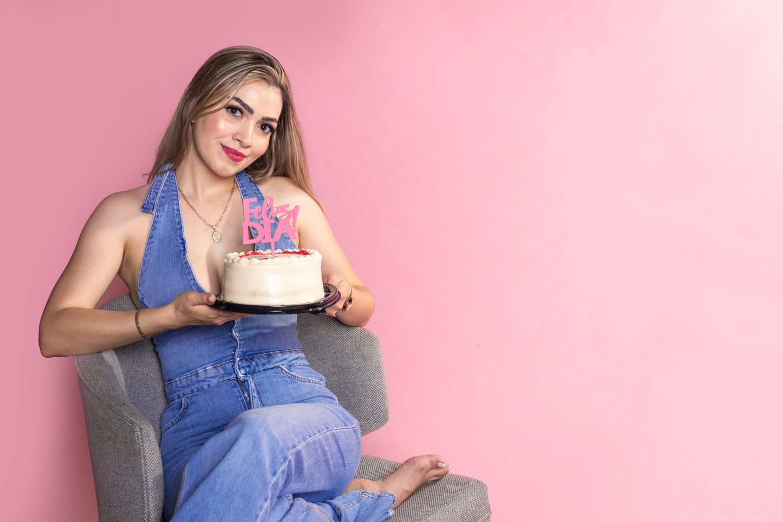 Retrato de Ivonne en escenario rosa; serie de cumpleaños