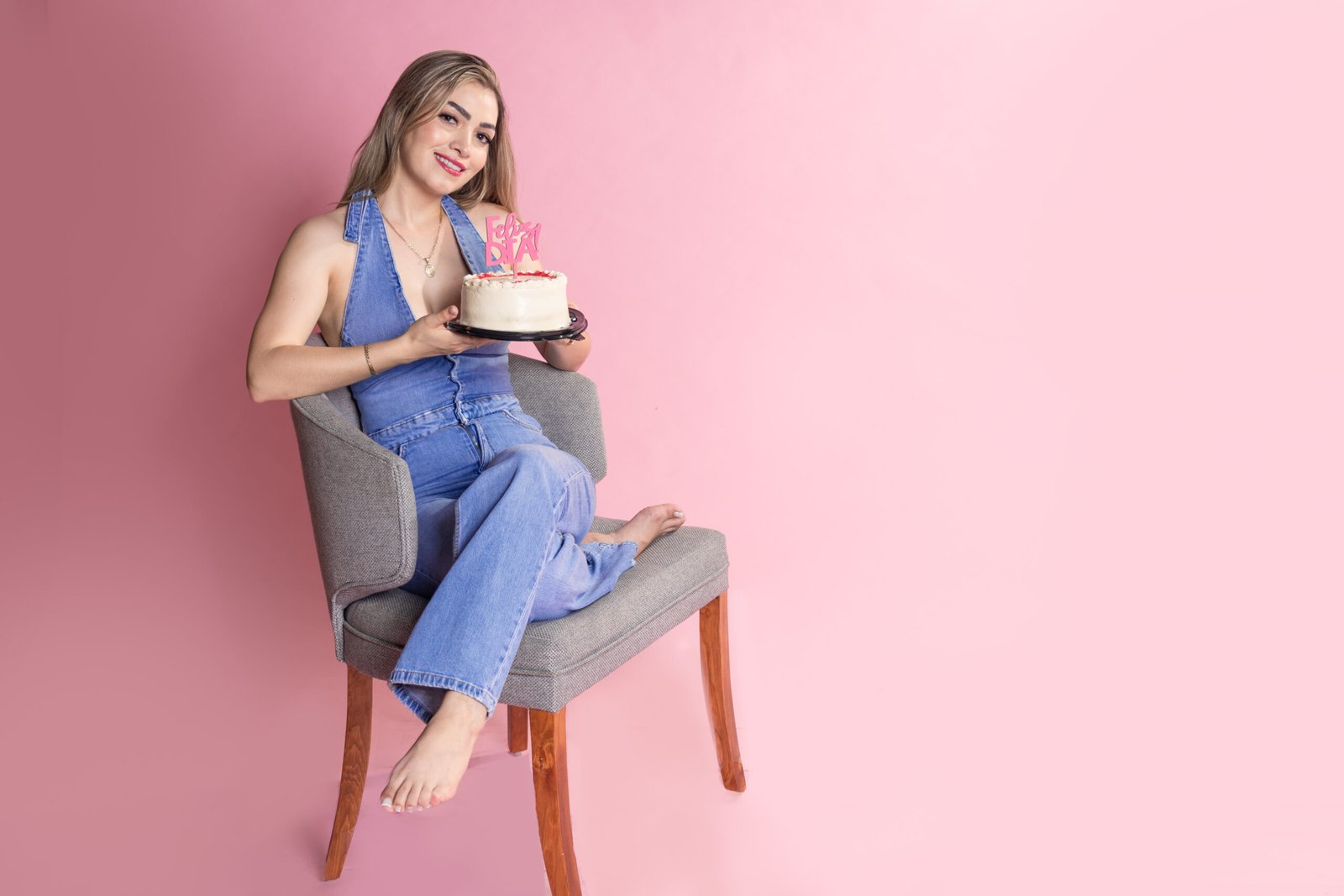 Retrato de Ivonne en escenario rosa; serie de cumpleaños