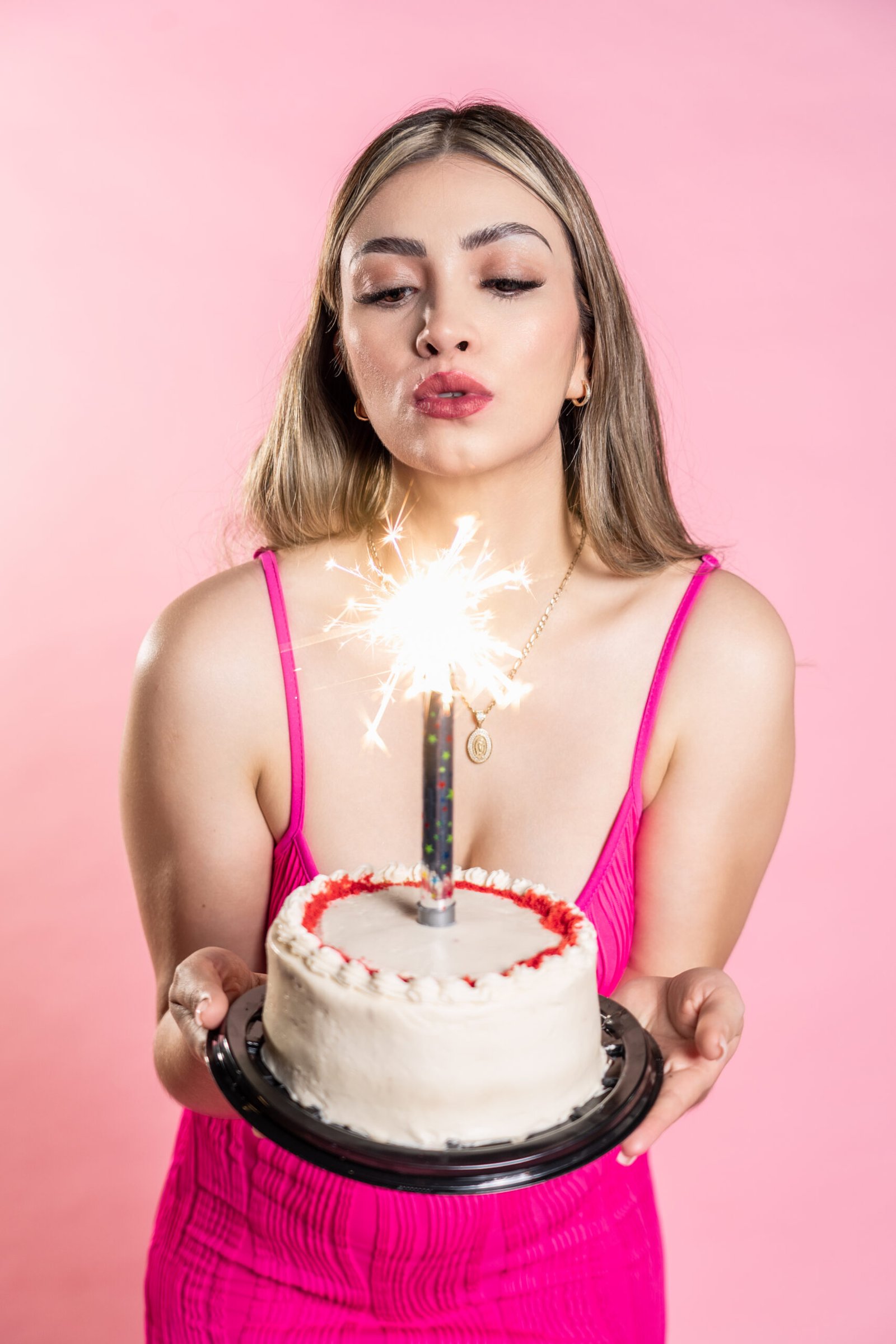 Retrato de Ivonne en escenario rosa; serie de cumpleaños