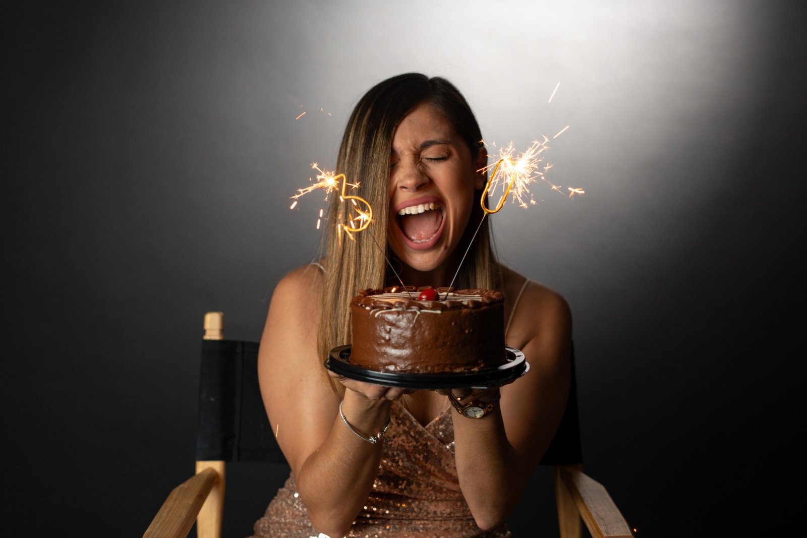 Retrato de celebración con fondo oscuro; serie de cumpleaños