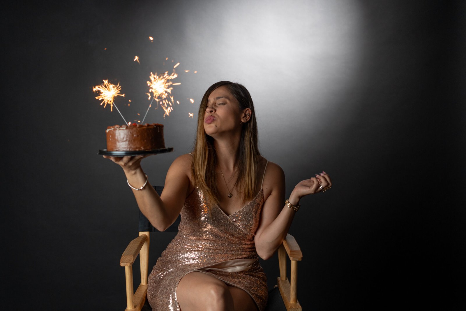 Retrato de celebración con fondo oscuro; serie de cumpleaños