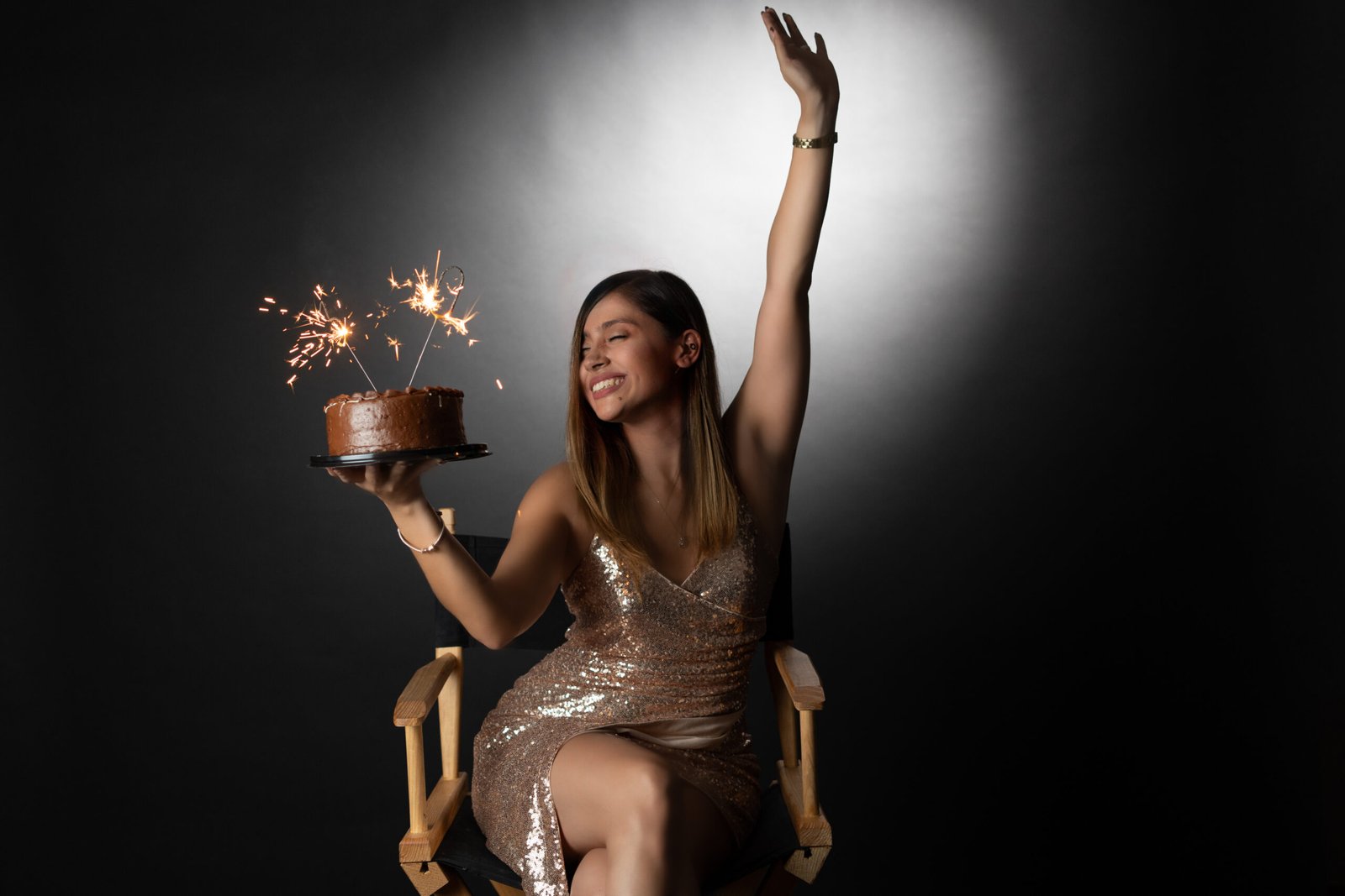 Retrato de celebración con fondo oscuro; serie de cumpleaños