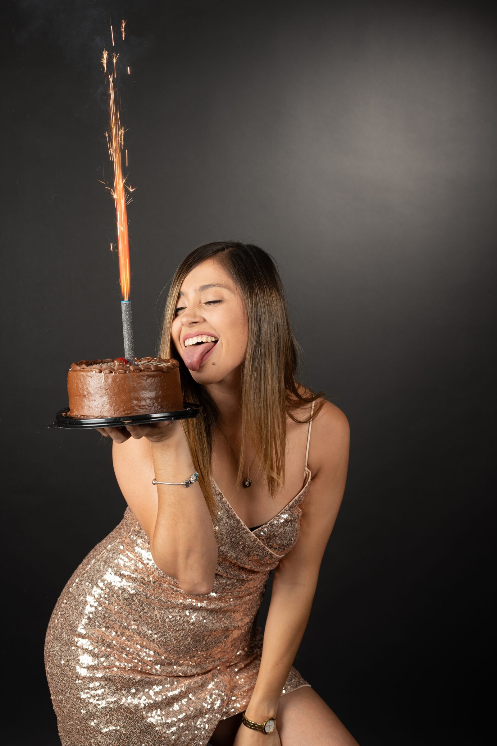 Retrato de celebración con fondo oscuro; serie de cumpleaños