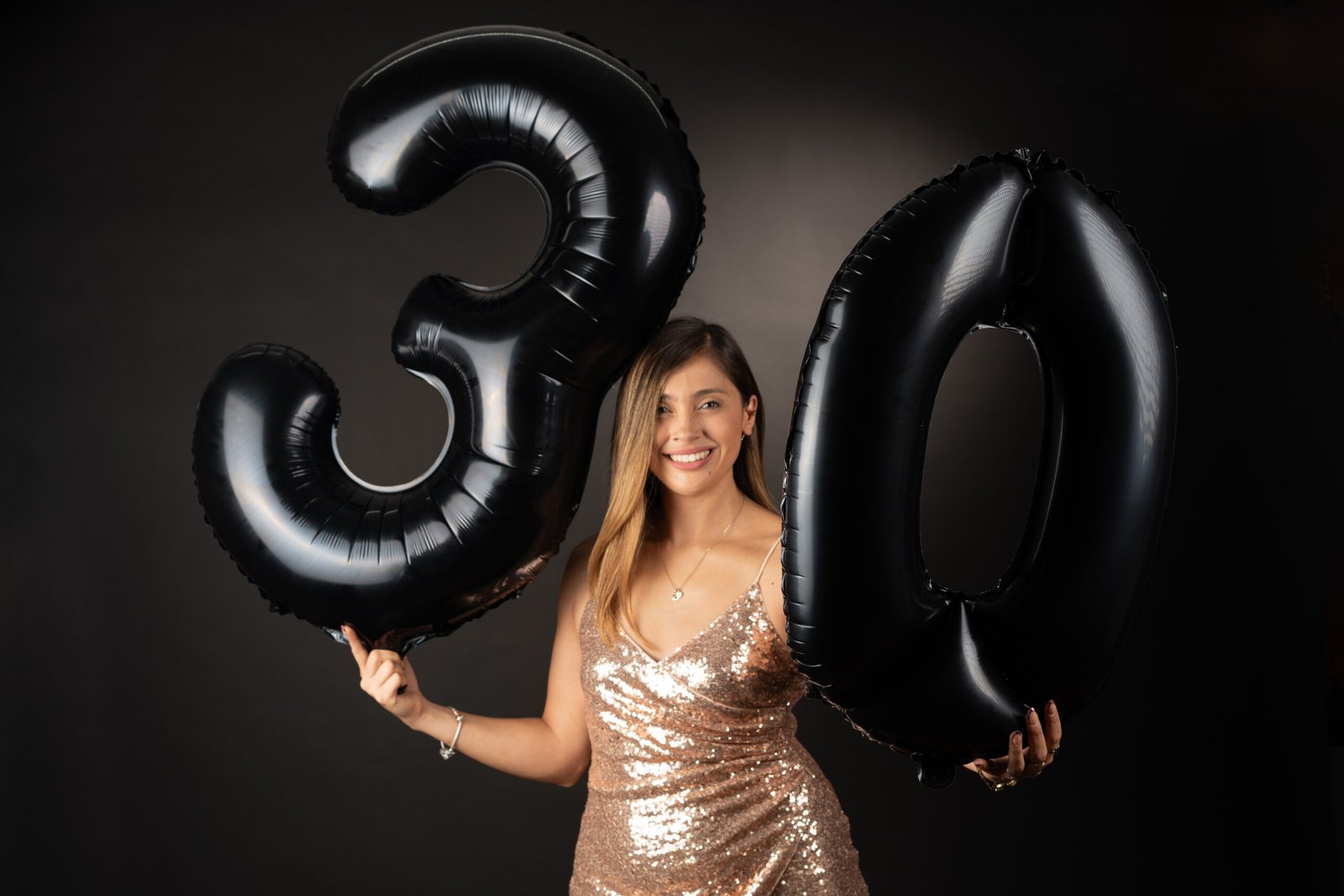 Retrato de celebración con fondo oscuro; serie de cumpleaños