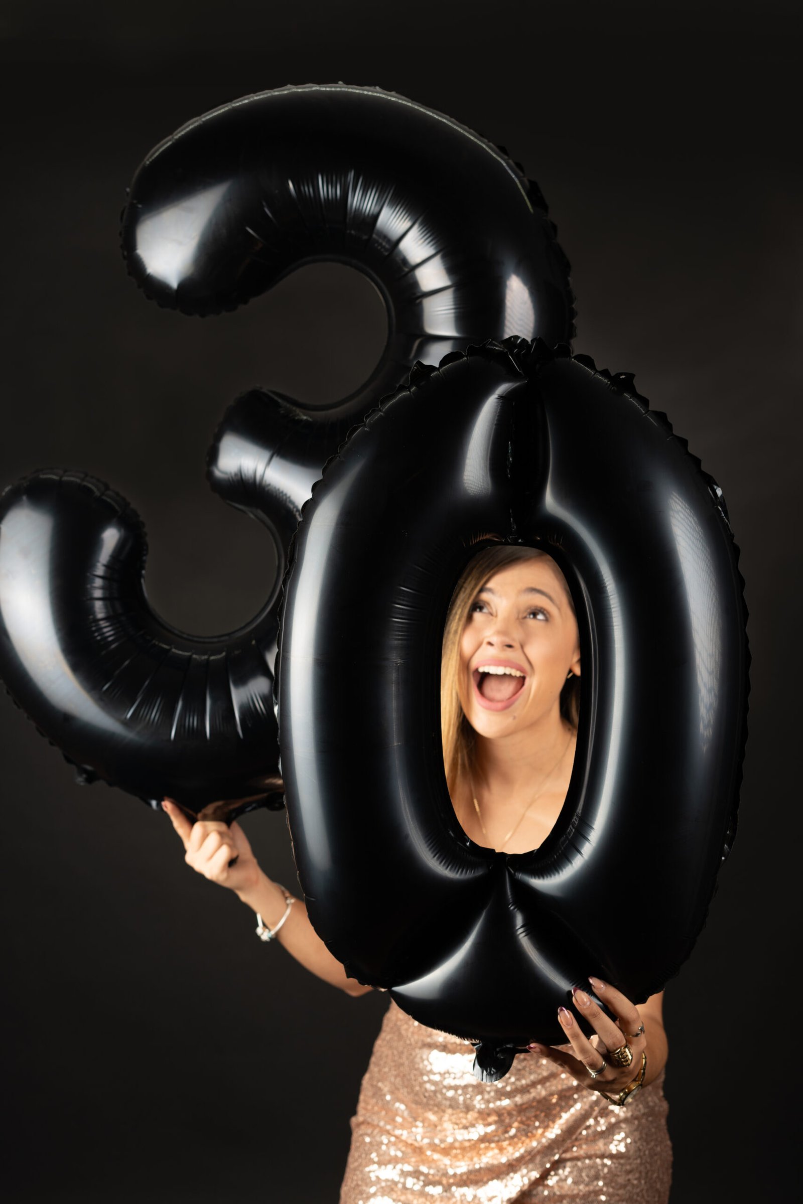 Retrato de celebración con fondo oscuro; serie de cumpleaños