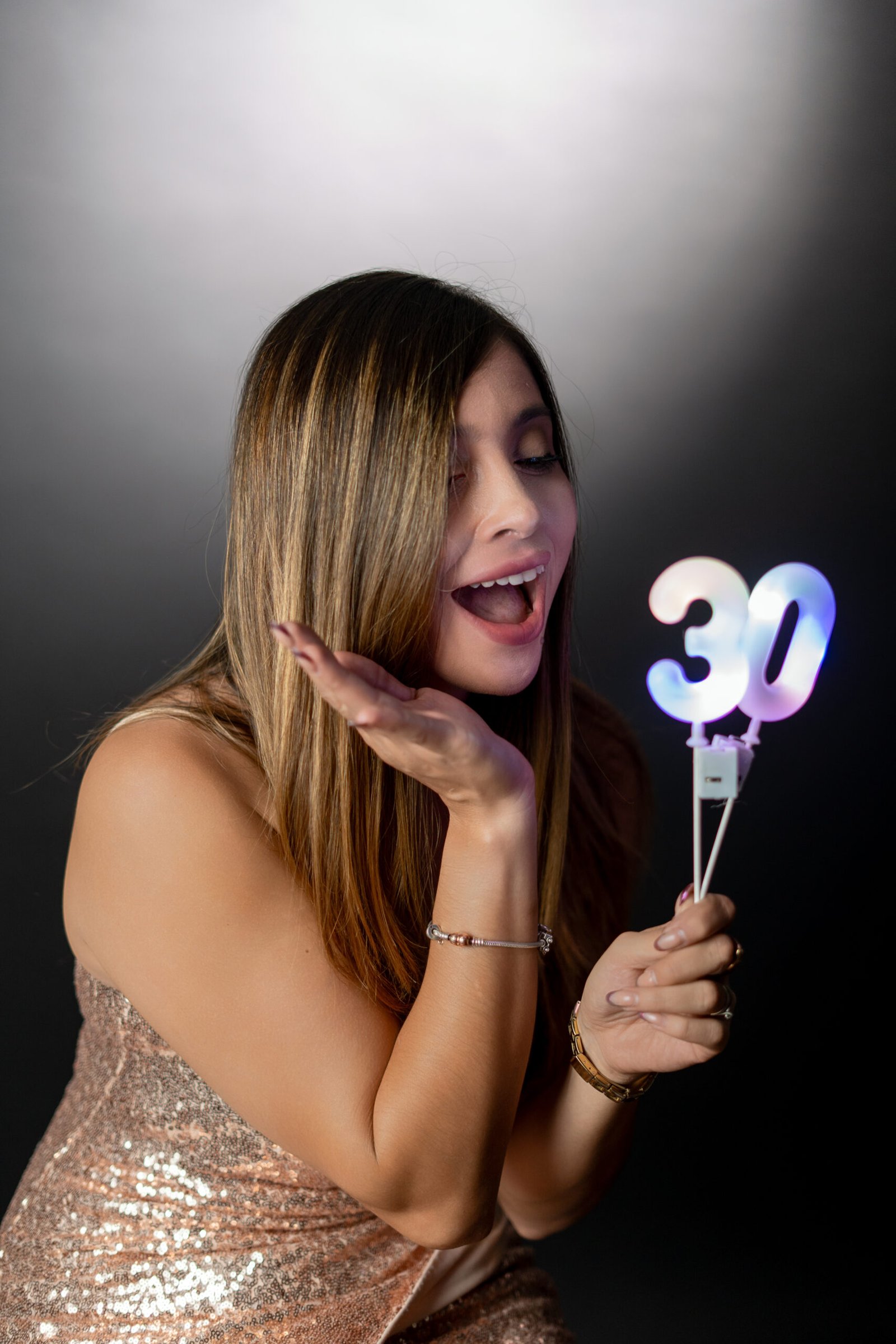 Retrato de celebración con fondo oscuro; serie de cumpleaños